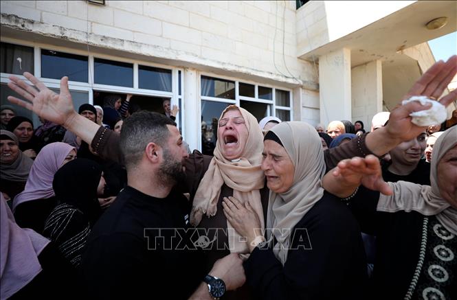 Nỗi đau của người thân nạn nhân Palestine thiệt mạng sau các vụ tấn công của người định cư Israel tại thành phố Ramallah, Bờ Tây. Ảnh: THX/TTXVN