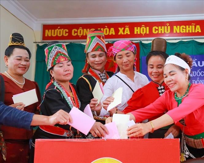 Ethnic minority voters cast their ballots at the Vietnam National Village for Ethnic Culture and Tourism in Doai Phuong commune, Hanoi. VNA Photo  