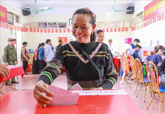 Ethnic minority voters cast their ballots at the Vietnam National Village for Ethnic Culture and Tourism in Doai Phuong commune, Hanoi. VNA Photo  