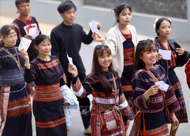 Ethnic minority voters cast their ballots at the Vietnam National Village for Ethnic Culture and Tourism in Doai Phuong commune, Hanoi. VNA Photo
