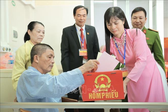 Cử tri là bệnh nhân đang điều trị bỏ phiếu tại điểm bầu cử lưu động Bệnh viện đa khoa Đức Giang chiều 15/3. Ảnh: Minh Quyết - TTXVN