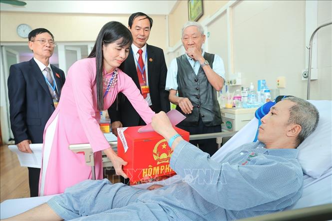 Cử tri là bệnh nhân đang điều trị bỏ phiếu tại điểm bầu cử lưu động Bệnh viện đa khoa Đức Giang chiều 15/3. Ảnh: Minh Quyết - TTXVN