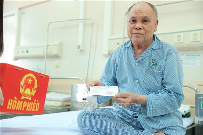 Cử tri hoàn thành bỏ phiếu tại điểm bầu cử lưu động Bệnh viện đa khoa Đức Giang chiều 15/3. Ảnh: Minh Quyết - TTXVN