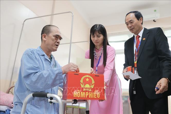 Cử tri là bệnh nhân đang điều trị bỏ phiếu tại điểm bầu cử lưu động Bệnh viện đa khoa Đức Giang chiều 15/3. Ảnh: Minh Quyết - TTXVN