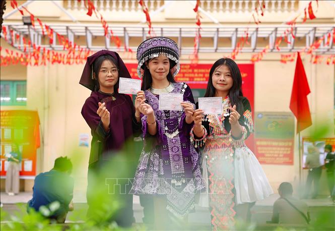 Cầm trong tay tấm thẻ cử tri mang con dấu 