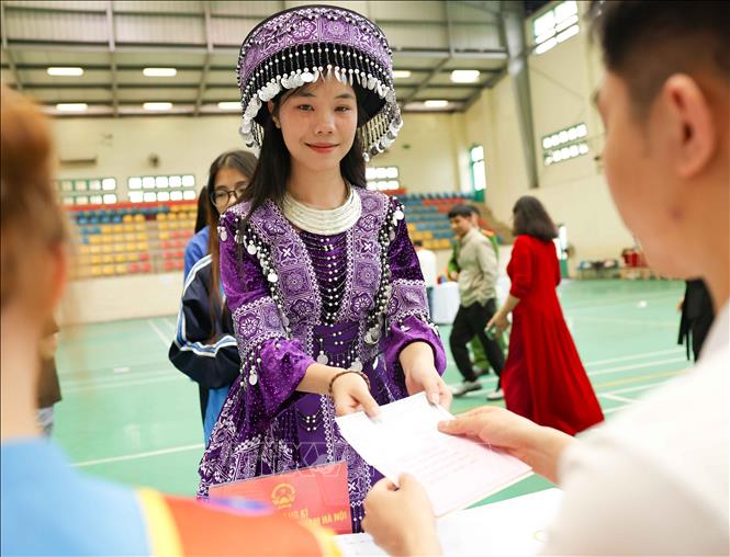 Được cầm lá phiếu tại Thủ đô trong kỳ bầu cử này là niềm tự hào lớn lao, với niềm tin mỗi lá phiếu sẽ góp phần xây dựng đất nước ngày càng giàu đẹp, văn minh. ​Ảnh: Thanh Tùng - TTXVN