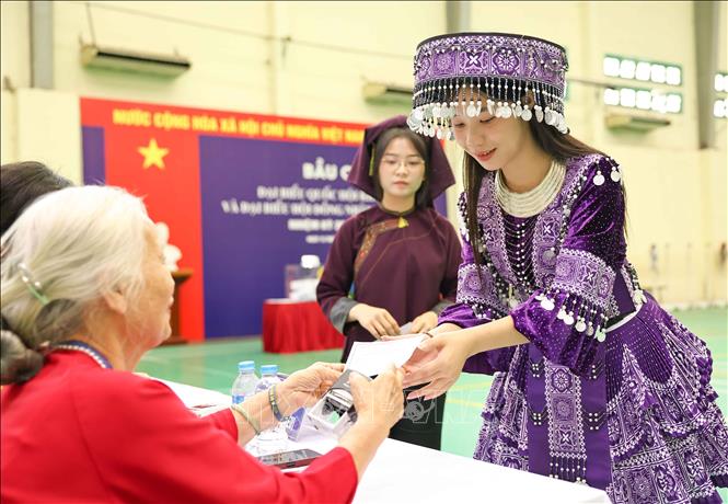 Giàng Thị Ngọc Ánh (sinh viên năm nhất, Khoa giáo dục Mầm non) tâm sự: Lá phiếu cầm trên tay tuy nhỏ, nhưng cảm giác có ý nghĩa rất lớn. Lúc bỏ phiếu xong em thấy mình cũng đang góp một phần nhỏ vào việc lớn của đất nước. Một khoảnh khắc ngắn thôi, nhưng đủ để nhớ và cũng khiến em thấy mình đã trưởng thành. Ảnh: Thanh Tùng - TTXVN