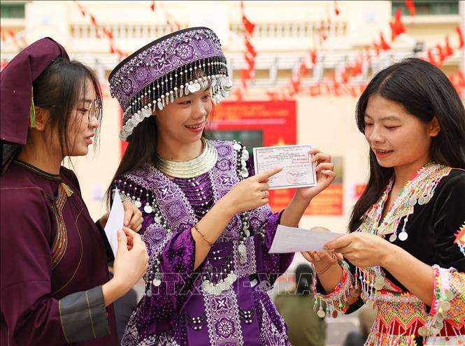 Cầm trên tay tấm thẻ cử tri mang con dấu 