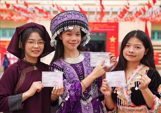 Cầm trên tay tấm thẻ cử tri mang con dấu 