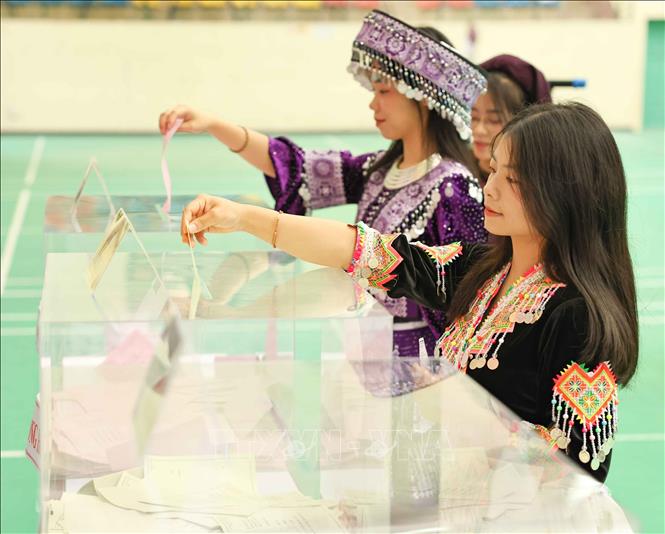 Tham gia bỏ phiếu bầu cử Đại biểu Quốc hội khóa XVI và Đại biểu Hội đồng nhân dân các cấp nhiệm kỳ 2026 - 2031, là cột mốc quan trọng khi các bạn lần đầu tiên được trực tiếp lựa chọn những người đại diện cho ý chí và nguyện vọng của nhân dân. Ảnh: Thanh Tùng - TTXVN 