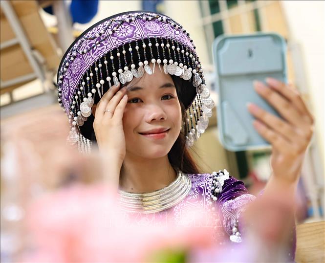 Giàng Thị Ngọc Ánh (sinh viên năm nhất, Khoa giáo dục Mầm non) tâm sự: Lá phiếu cầm trên tay tuy nhỏ, nhưng cảm giác có ý nghĩa rất lớn. Lúc bỏ phiếu xong em thấy mình cũng đang góp một phần nhỏ vào việc lớn của đất nước. Một khoảnh khắc ngắn thôi, nhưng đủ để nhớ và cũng khiến em thấy mình đã trưởng thành. Ảnh: Thanh Tùng - TTXVN