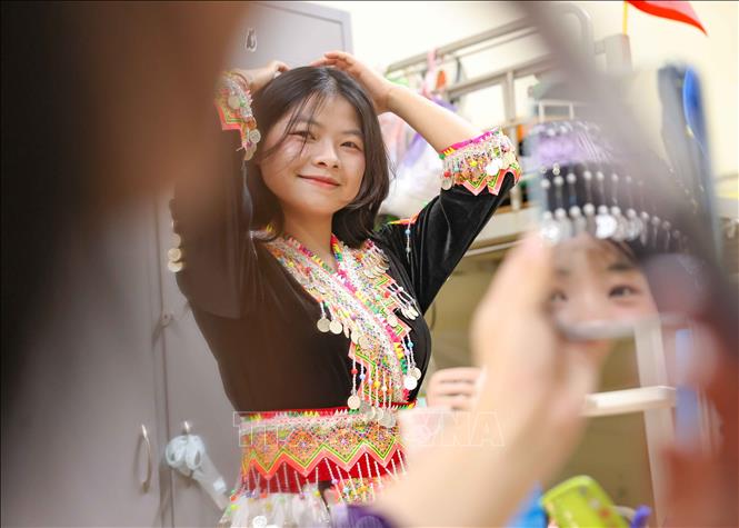 Sùng Thị Thúy (sinh viên năm nhất Khoa Giáo dục Mầm non) chia sẻ, cảm thấy rất vui và háo hức khi được tham gia bầu cử. Em cảm thấy mình đã lớn hơn một chút và phải có trách nhiệm với bản thân, với xã hội và đất nước. Ảnh: Thanh Tùng - TTXVN