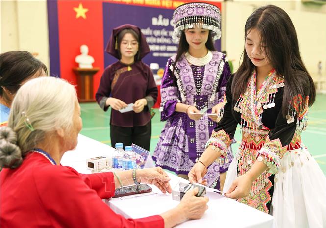Sùng Thị Thúy (sinh viên năm nhất Khoa Giáo dục Mầm non) chia sẻ, cảm thấy rất vui và háo hức khi được tham gia bầu cử. Em cảm thấy mình đã lớn hơn một chút và phải có trách nhiệm với bản thân, với xã hội và đất nước. Ảnh: Thanh Tùng - TTXVN