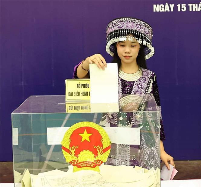 Giàng Thị Ngọc Ánh (dân tộc Mông, sinh viên K75, Khoa Giáo dục Mầm non, Trường Đại học Sư Phạm Hà Nội) lần đầu tiên được thực hiện quyền, nghĩa vụ cử tri của mình. Ảnh: Thanh Tùng - TTXVN