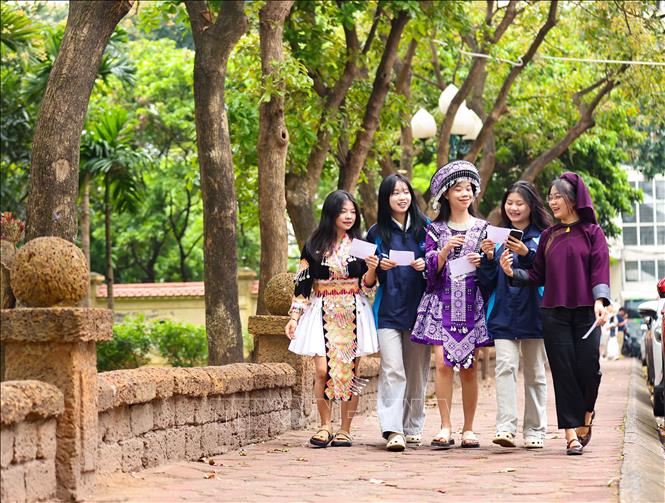 Tay trong tay với những sinh viên khác, những 