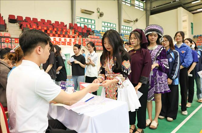 Được cầm lá phiếu tại Thủ đô trong kỳ bầu cử này là niềm tự hào lớn lao, với niềm tin mỗi lá phiếu sẽ góp phần xây dựng đất nước ngày càng giàu đẹp, văn minh. ​Ảnh: Thanh Tùng - TTXVN