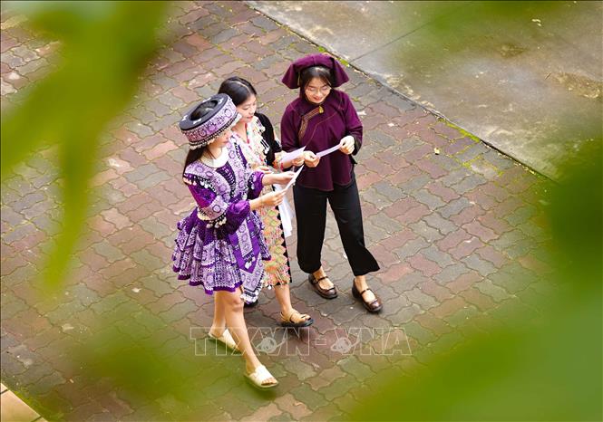 Ký túc xá hôm nay như rực rỡ hơn bởi những sinh viên dân tộc thiểu số, trong trang phục đẹp nhất của mình cùng đi bầu cử. Ảnh: Thanh Tùng - TTXVN 