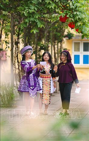 Ký túc xá hôm nay như rực rỡ hơn bởi những sinh viên dân tộc thiểu số, trong trang phục đẹp nhất của mình cùng đi bầu cử. Ảnh: Thanh Tùng - TTXVN 
