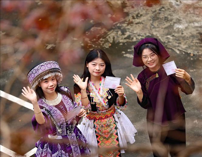 Ký túc xá hôm nay như rực rỡ hơn bởi những sinh viên dân tộc thiểu số, trong trang phục đẹp nhất của mình cùng đi bầu cử. Ảnh: Thanh Tùng - TTXVN 