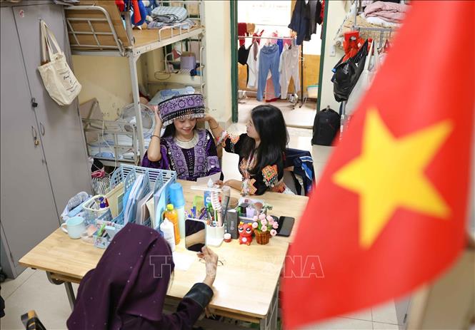 Háo hức bởi lần đầu tiên trở thành cử tri, được bỏ phiếu ở Thủ đô Hà Nội nên Giàng Thị Ngọc Ánh và Sùng Thị Thúy (dân tộc Mông, sinh viên K75, Khoa Giáo dục Mầm non, Trường Đại học Sư Phạm Hà Nội) đã thức dậy từ rất sớm, trang điểm nhẹ, chọn cho mình bộ trang phục đẹp nhất. Ảnh: Thanh Tùng - TTXVN 