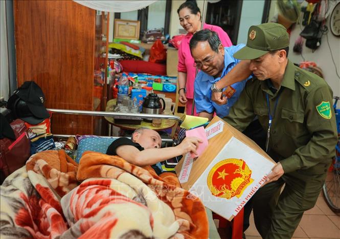 Cử tri Ngô Quang Độ (sinh năm 1952, thương binh hạng ¼, tỷ lệ thương tật 81%) thực hiện nghĩa vụ công dân. Ảnh: Hoàng Hiếu - TTXVN