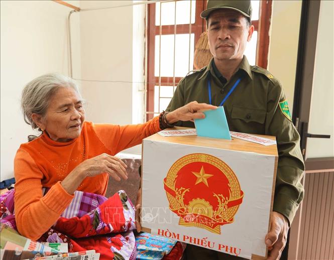 Cử tri Mai Thị Hường (sinh năm 1946, thương binh hạng 1/4, tỷ lệ thương tật 92%) thực hiện bầu cử. Ảnh: Hoàng Hiếu - TTXVN