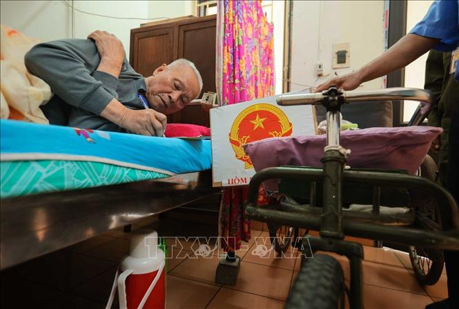 Cử tri Đỗ Văn Thế (sinh năm 1944, thương binh hạng ¼, tỷ lệ thương tật 91%) thực hiện bầu cử. Ảnh: Hoàng Hiếu - TTXVN