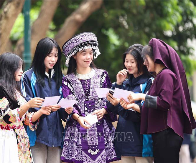 Tay trong tay với những sinh viên khác, những 