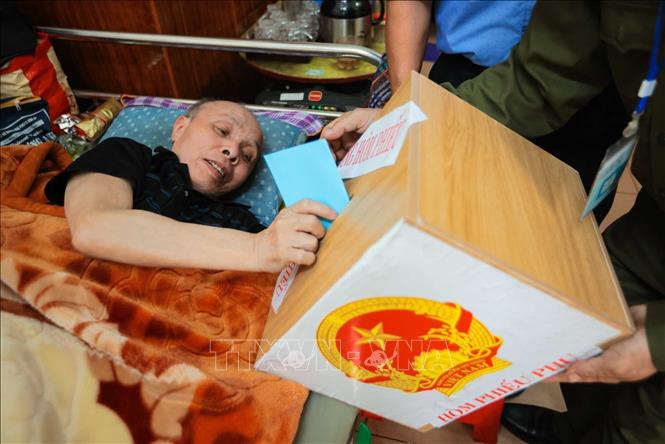 Cử tri Ngô Quang Độ (sinh năm 1952, thương binh hạng ¼, tỷ lệ thương tật 81%) thực hiện nghĩa vụ công dân. Ảnh: Hoàng Hiếu - TTXVN 