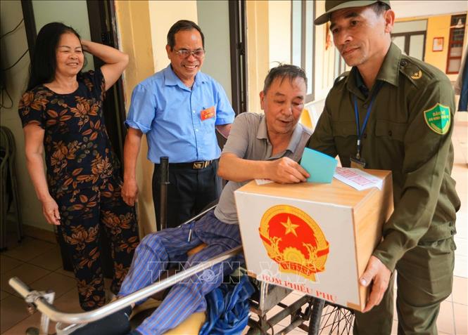 Cử tri Nguyễn Văn Lập (sinh năm 1960, thương binh hạng ¼, tỷ lệ thương tật 91%) thực hiện bỏ phiếu trong ngày hội non sông. Ảnh: Hoàng Hiếu - TTXVN 