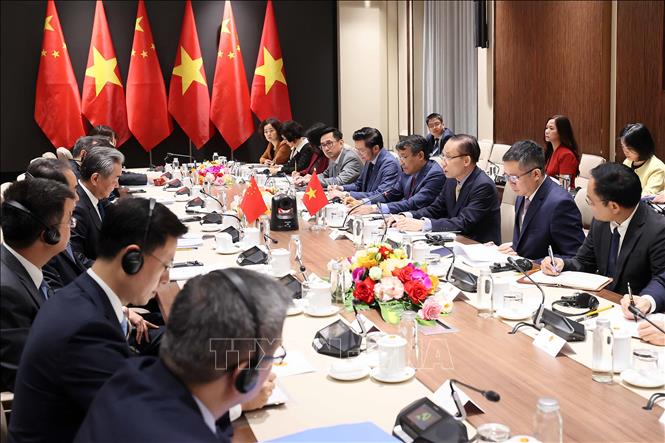 Bộ trưởng Bộ Ngoại giao Lê Hoài Trung trao đổi chiến lược với Bộ trưởng Bộ Ngoại giao Trung Quốc Vương Nghị. Ảnh: An Đăng - TTXVN