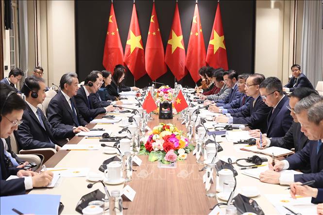 Bộ trưởng Bộ Ngoại giao Lê Hoài Trung trao đổi chiến lược với Bộ trưởng Bộ Ngoại giao Trung Quốc Vương Nghị. Ảnh: An Đăng - TTXVN