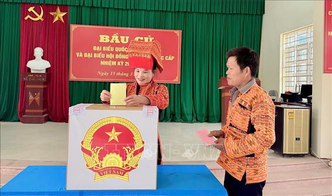 Đồng bào dân tộc Dao ở thôn Nà Trắng, xã An Lạc, tỉnh Bắc Ninh phấn khởi đi bỏ phiếu bầu cử. Ảnh: Việt Hùng - TTXVN