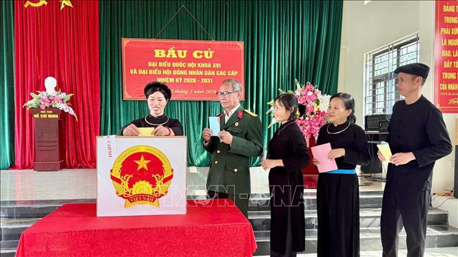 Đồng bào dân tộc Tày ở thôn Nà Ó, xã An Lạc, tỉnh Bắc Ninh đi bỏ phiếu bầu cử. Ảnh: Việt Hùng - TTXVN