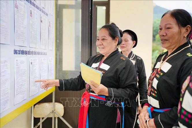 Đồng bào dân tộc Cao Lan, thôn Lọ, xã An Lạc, tỉnh Bắc Ninh phấn khởi đi bầu cử. Ảnh: Việt Hùng - TTXVN