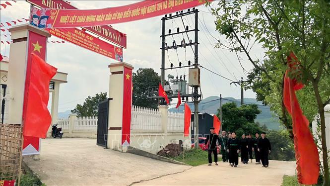 Đồng bào dân tộc ở xã An Lạc, tỉnh Bắc Ninh nô nức đi bầu cử. Ảnh: Việt Hùng - TTXVN