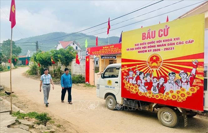 Tuyên truyền lưu động bầu cử đến từng thôn ở xã An Lạc, tỉnh Bắc Ninh. Ảnh: Việt Hùng - TTXVN 