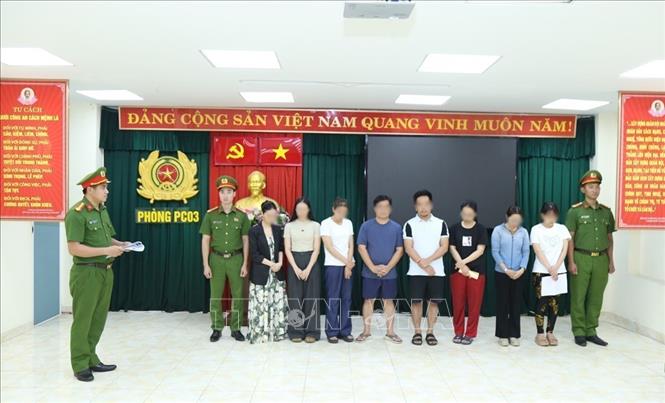 Cơ quan cảnh sát điều tra thi hành lệnh bắt tạm giam các bị can. Ảnh: TTXVN phát