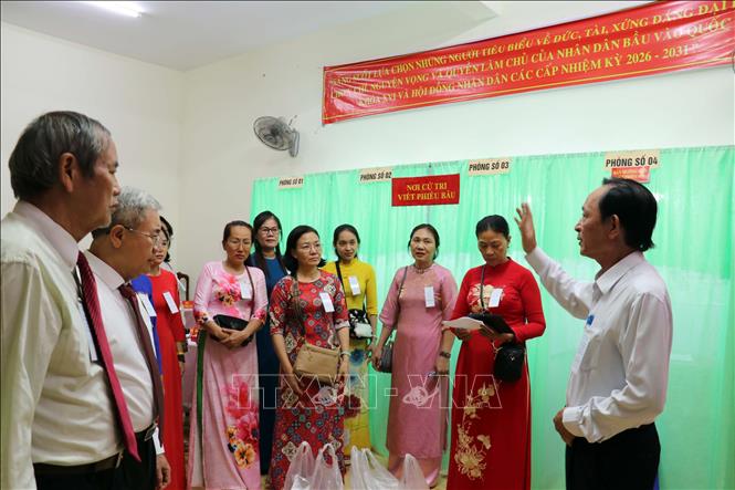 Các thành viên Tổ bầu cử số 27, phường Tam Thắng, TP. Hồ Chí Minh tiến hành quy trình kiểm phiếu. Ảnh: Mạnh Dương – TTXVN