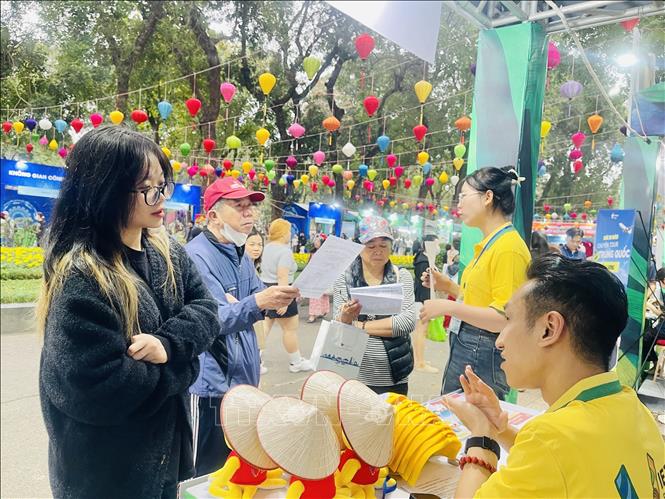 Các nhân viên tư vấn tour du lịch cho khách. Ảnh: Tuyết Mai - TTXVN