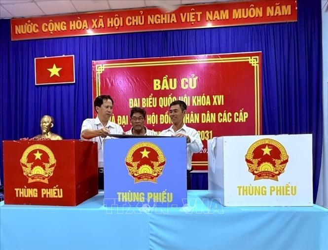 Các thành viên Tổ bầu cử số 8, phường Bàn Cờ, TP. Hồ Chí Minh tiến hành kiểm phiếu. Ảnh: Hữu Duyên – TTXVN