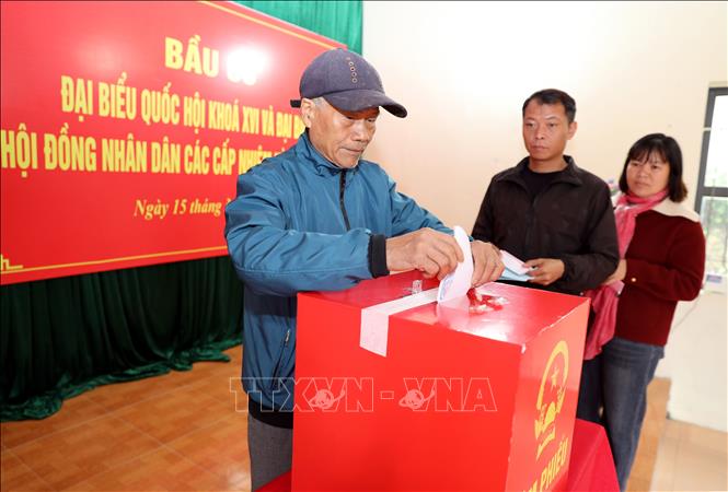 Cử tri thôn Trà Ký, xã Mẫu Sơn, tỉnh Lạng Sơn bỏ phiếu. Ảnh: Văn Đạt - TTXVN