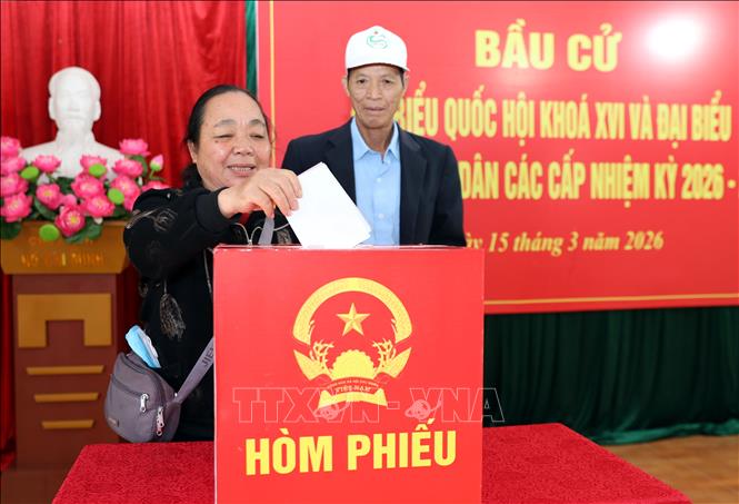 Cử tri thôn Trà Ký, xã Mẫu Sơn, tỉnh Lạng Sơn bỏ phiếu. Ảnh: Văn Đạt - TTXVN