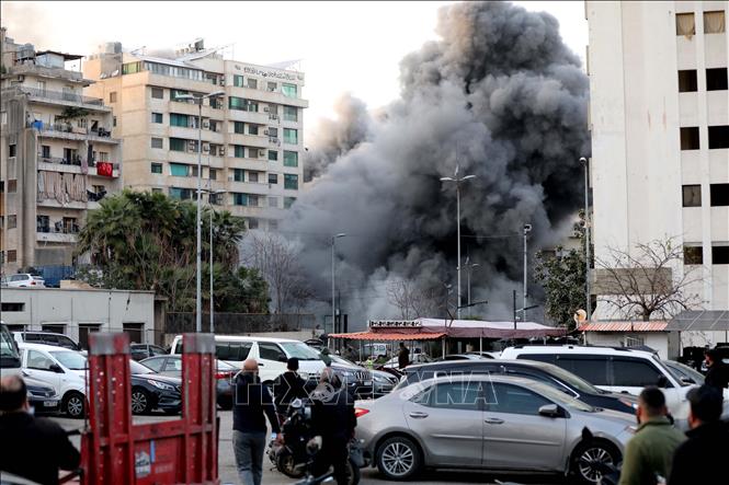 Khói bốc lên từ địa điểm ở Beirut, Liban sau cuộc không kích của Israel. Ảnh: THX/TTXVN