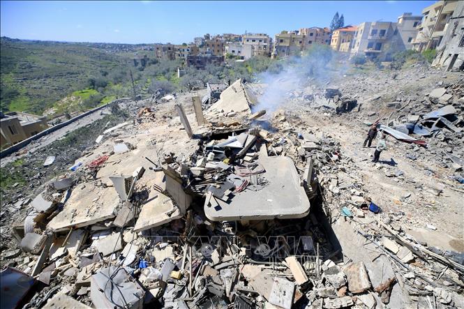 Hiện trường cuộc không kích của Israel tại Sir al-Gharbiyeh, Liban. Ảnh: THX/TTXVN