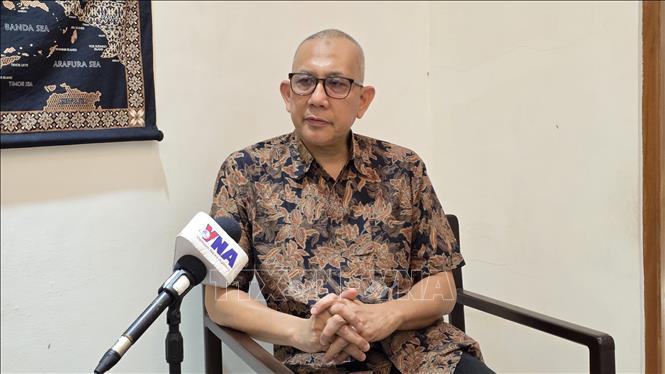 Ông Beni Sukadis - Điều phối viên cao cấp của Viện Nghiên cứu quốc phòng và chiến lược Indonesia trả lời phỏng vấn TTXVN. Ảnh: Minh Thái - Phóng viên TTXVN tại Indonesia