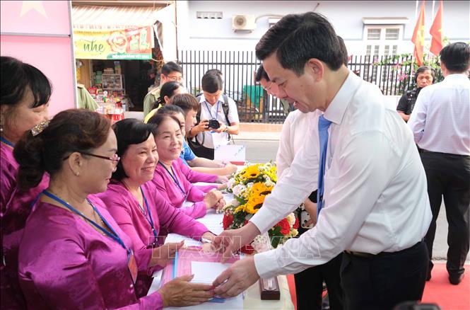 Bí thư Thành ủy Cần Thơ Lê Quang Tùng kiểm tra điểm bỏ phiếu số 22 phường Ninh Kiều trước giờ bầu cử. Ảnh: Thanh Liêm - TTXVN