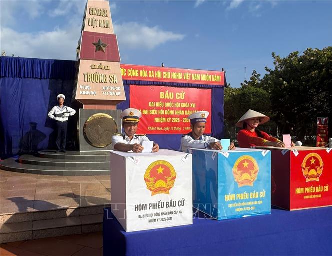 Cử tri đặc khu Trường Sa bỏ phiếu bầu cử Đại biểu Quốc hội khóa XVI và Đại biểu Hội đồng nhân dân các cấp nhiệm kỳ 2026 - 2031. Ảnh: TTXVN phát