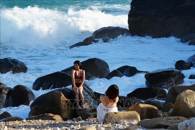 Du khách chụp ảnh ghi lại khoảnh khắc đẹp tại Hang Rái – Vườn quốc gia Núi Chúa (xã Vĩnh Hải, tỉnh Khánh Hòa). Ảnh: Nguyễn Thành - TTXVN