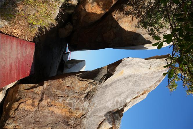 Những tảng đá với hình thù độc đáo được thiên nhiên kiến tạo qua thời gian tại Hang Rái – Vườn quốc gia Núi Chúa (xã Vĩnh Hải, tỉnh Khánh Hòa). Ảnh: Nguyễn Thành - TTXVN